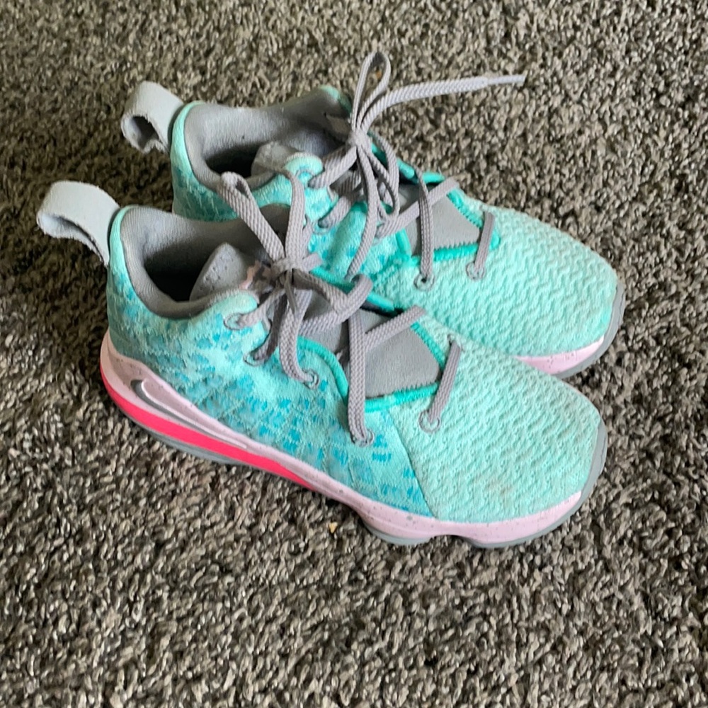 Girls Nike Lebron Basketball shoes